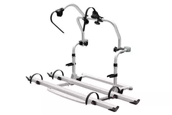 Metallener Fahrradtr&auml;ger mit zwei parallelen Schienen f&uuml;r R&auml;der und zwei aufrechten Haltearmen mit Klemmen