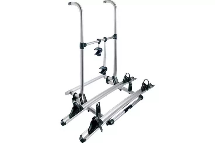 Metallgestell mit zwei parallelen Aluminium-Schienen, zwei gebogenen senkrechten Rohren, vier Radschalen mit schwarzen Kunststoffspannern und Befestigungsriemen