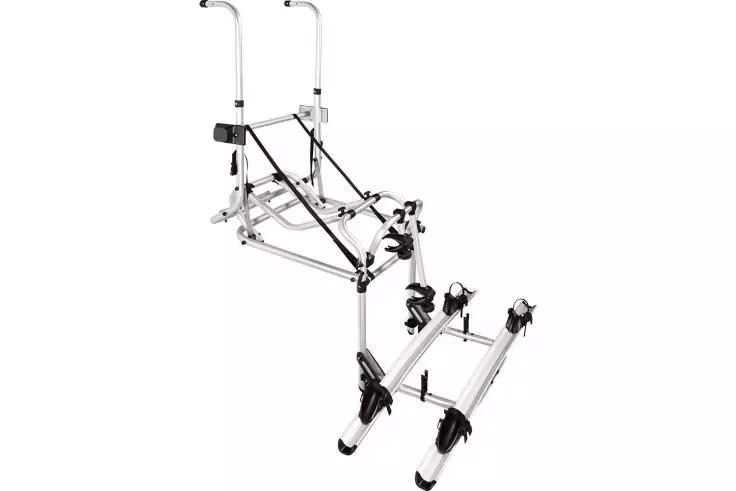 Silberner Metallrahmen mit zwei l&auml;nglichen Schienen, zwei aufrechten B&uuml;geln, mehreren schwarzen Kunststoffteilen und Riemen