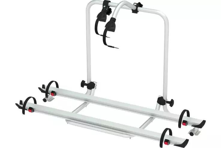 Silberner Metall-Fahrradtr&auml;ger mit zwei parallelen Schienen, aufrechtem B&uuml;gel, schwarzen Befestigungsriemen, schwarzen Kunststoffklemmen und roten Details an den Schienenenden