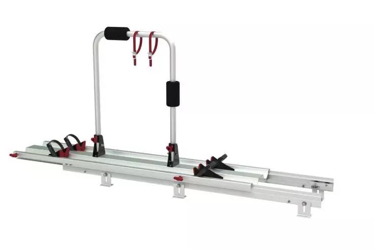 Metallgestell mit zwei parallelen Schienen, gebogenem senkrechtem B&uuml;gel mit zwei roten Haken, schwarzen Polstern und Gurten