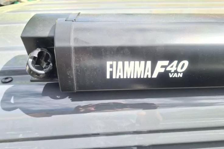 Schwarzes Geh&auml;use mit wei&szlig;em Schriftzug 'FIAMMA F40 VAN' auf geriffelter grauer Oberfl&auml;che