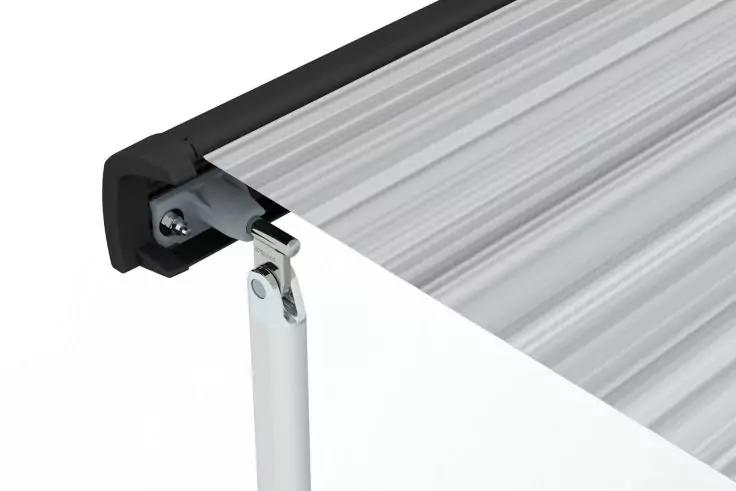 Nahaufnahme eines wei&szlig;en Rollo-Stoffs mit schwarzem Oberprofil, sichtbarem Metallprofil und wei&szlig;em Zugstab, befestigt mit einer Metallklammer