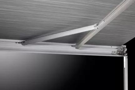 Metallene F&uuml;hrungsschiene und Gelenkarm an einer Decke