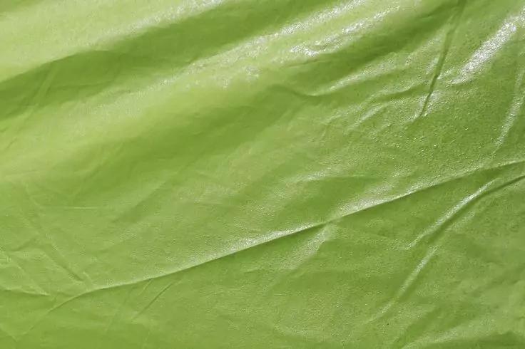 Gr&uuml;ner Stoff mit sichtbaren Falten und leichten Schatten