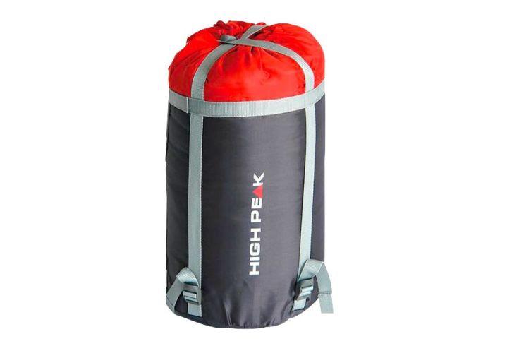 Grau-schwarzer Packsack mit rotem Deckel, zwei hellgraue Kompressionsriemen, wei&szlig;er Schriftzug 'HIGH PEAK'