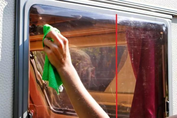 Hand wischt mit gr&uuml;nem Tuch &uuml;ber eine Fensterscheibe; roter senkrechter Strich auf dem Glas; roter Vorhang im Inneren sichtbar