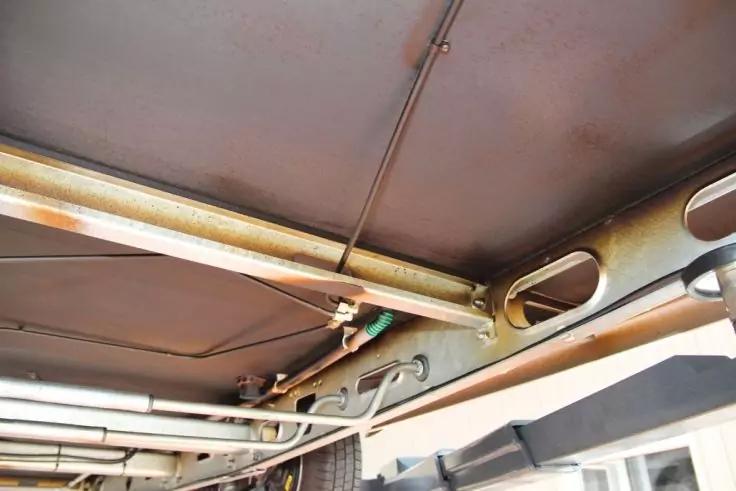 Unterseite mit Metalltr&auml;gern, Rohren, Kabeln, Schrauben und teils sichtbarem Reifen