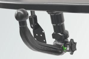 Abnehmbare schwarze Anhängerkupplung mit gebogenem Metallbügel, Befestigungsplatte und sternförmigem Griff mit grünem Einsatz unter der Fahrzeugkante