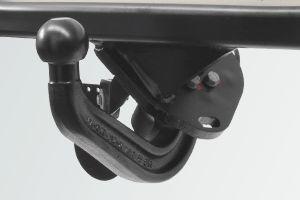 Anhängerkupplung mit Kugel und Befestigungsplatte unter einer Fahrzeugstoßstange