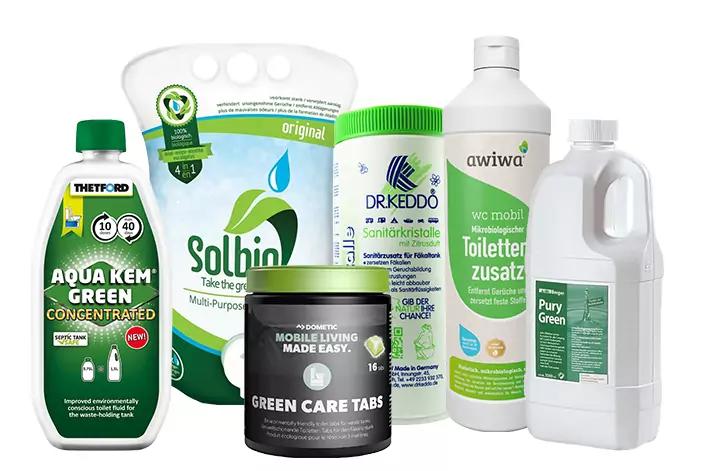 Mehrere Plastikflaschen, ein Kanister, ein Nachf&uuml;llbeutel und eine schwarze Dose mit wei&szlig;en und gr&uuml;nen Etiketten; sichtbare Schrift: AQUA KEM GREEN, Solbin, GREEN CARE TABS, DR KEDDO, awiwa, Toiletten Zusatz