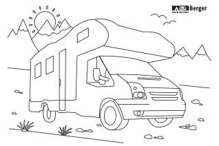 Gezeichnetes Wohnmobil auf flachem Gel&auml;nde, Berge im Hintergrund, Sonne mit Strahlen links oben, vereinzelte Gr&auml;ser und Steine im Vordergrund, zwei V&ouml;gel und ein kleines Logo rechts oben