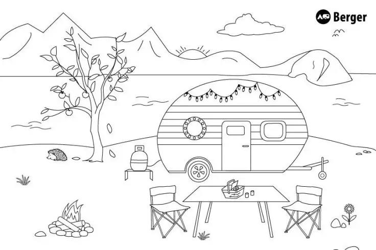 Kleiner Wohnwagen am Seeufer vor Bergen, Baum, Lagerfeuer, zwei Klappst&uuml;hle, Tisch mit Tasse, Lichterkette, Grill, Rettungsring, Logo 'Berger'