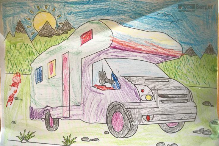 Bunt ausgemaltes Wohnmobil mit Fahrer in der Fahrerkabine, Berge und Sonne im Hintergrund, Wald, Gras und Steine im Vordergrund