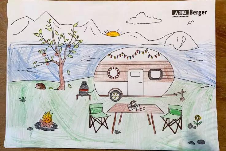 Gezeichnete Szene: Wohnwagen auf gr&uuml;ner Wiese, Lichterkette am Wohnwagen, Campingtisch mit Tasse und Teekanne, zwei gr&uuml;ne Klappst&uuml;hle, Lagerfeuer, Baum mit Fr&uuml;chten, See und Berge im Hintergrund, Sonne am Horizont