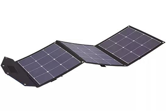 Drei verbundene, rechteckige schwarze Solarpaneele aufgeklappt auf weißem Hintergrund