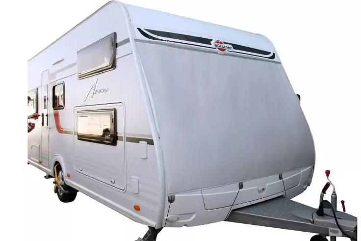 Wei&szlig;er Wohnwagen schr&auml;g von vorn rechts, mit Fenstern, Rad und Anh&auml;ngerkupplung