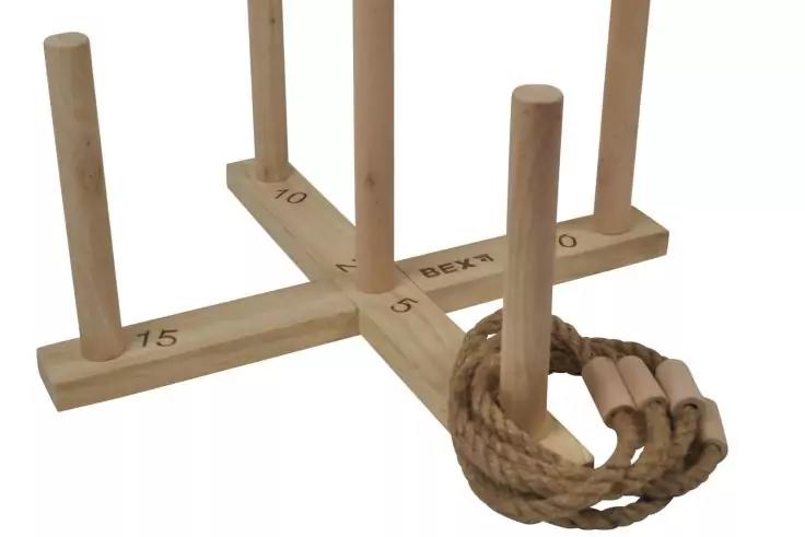 Holzkreuz mit vier senkrechten St&auml;ben und einem Seil mit mehreren Holzringen, auf wei&szlig;em Hintergrund