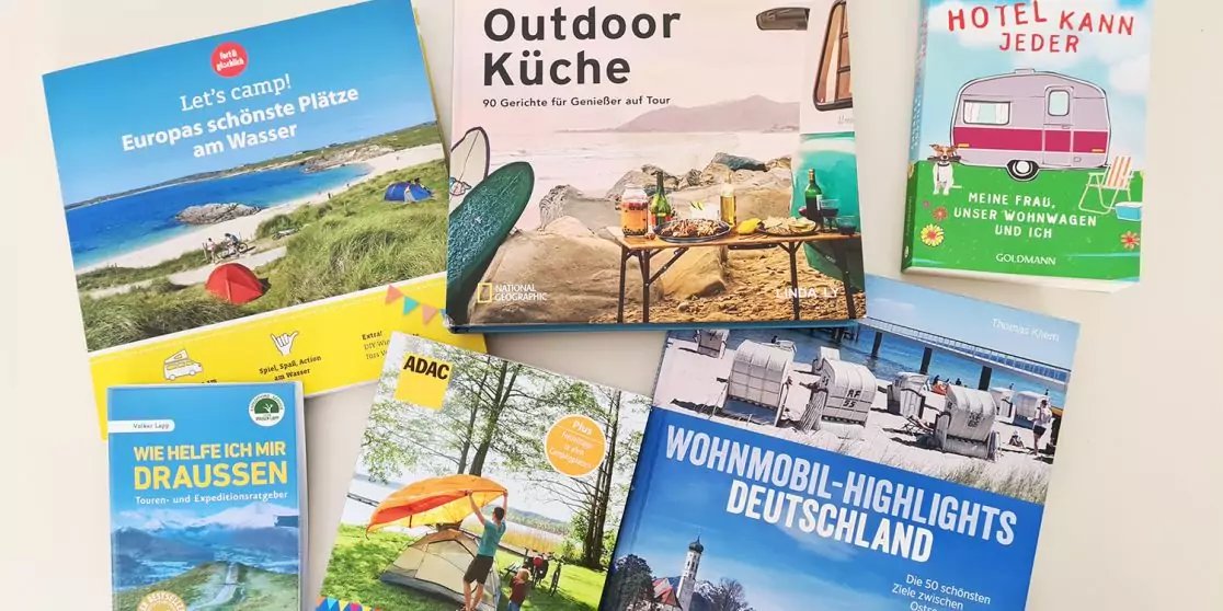 Sieben Brosch&uuml;ren auf hellem Untergrund, sichtbare Titel: 'Let's camp!', 'Outdoor K&uuml;che', 'Hotel kann jeder', 'Wohnmobil-Highlights Deutschland', Bilder von Zelt, Wohnmobil und Strand