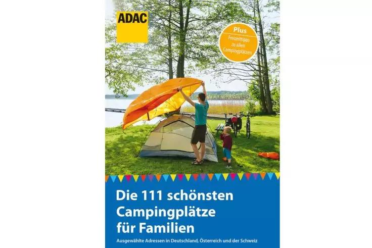 Zwei Personen stellen ein Zelt unter B&auml;umen am See auf; orange-gelber Sonnenschirm; rundes orangefarbiges Etikett oben rechts; ADAC-Logo oben links; blauer Bereich mit Schrift 'Die 111 sch&ouml;nsten Campingpl&auml;tze f&uuml;r Familien'