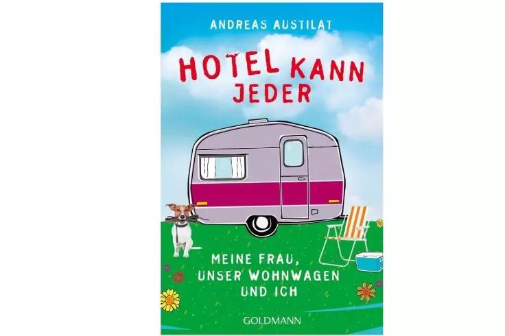 Buchcover mit rosa Wohnwagen auf gr&uuml;nem Gras, kleiner Hund links, Liegestuhl und kleiner Tisch rechts, blauer Himmel, Titel 'HOTEL KANN JEDER', Untertitel 'MEINE FRAU, UNSER WOHNWAGEN UND ICH', Verlag 'GOLDMANN'