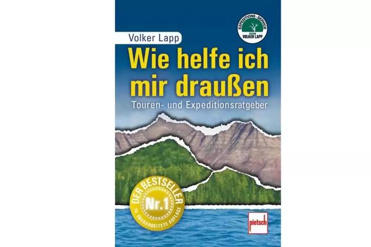 Buchcover mit Titel 'Wie helfe ich mir drau&szlig;en', Untertitel 'Touren- und Expeditionsratgeber', Bergkette, Wald, Wasser und gelbes Siegel mit Text 'DER BESTSELLER Nr.1'