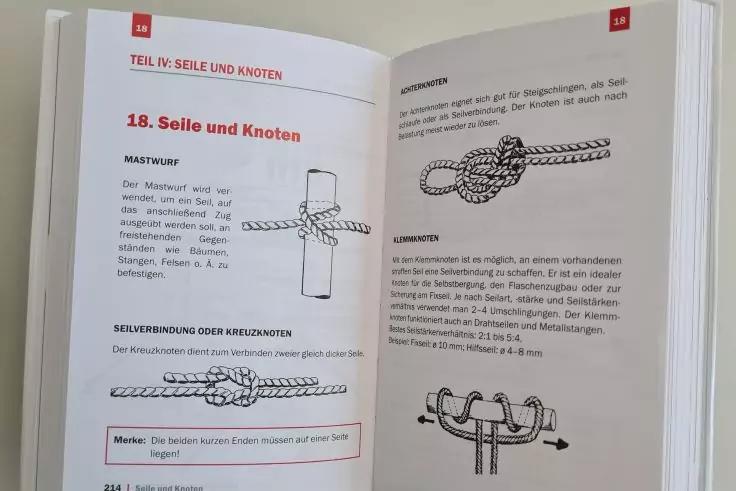 Aufgeschlagenes Buch mit zwei Seiten; rote &Uuml;berschriften, Text und schwarz-wei&szlig;e Zeichnungen von Seilknoten und einem Pfosten