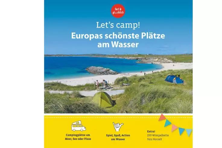 K&uuml;stenlandschaft mit blauem Himmel, Meer, sandigem Strand, grasbewachsenen D&uuml;nen, drei Zelten (gr&uuml;n, gelb, blau), einem Fahrrad auf dem Sand und Felsen an der K&uuml;ste; oben der Schriftzug 'Let's camp! Europas sch&ouml;nste Pl&auml;tze am Wasser'