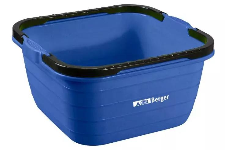 Blaue quadratische Plastikwanne mit schwarzem Rand und Griffen, wei&szlig;e Aufschrift 'Berger' an der Seite