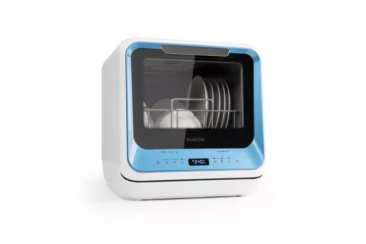Kompakte freistehende Geschirrsp&uuml;lmaschine mit blauem Rahmen und Glasfront, Innenkorb mit mehreren Tellern und einer Tasse, Bedienfeld mit Display