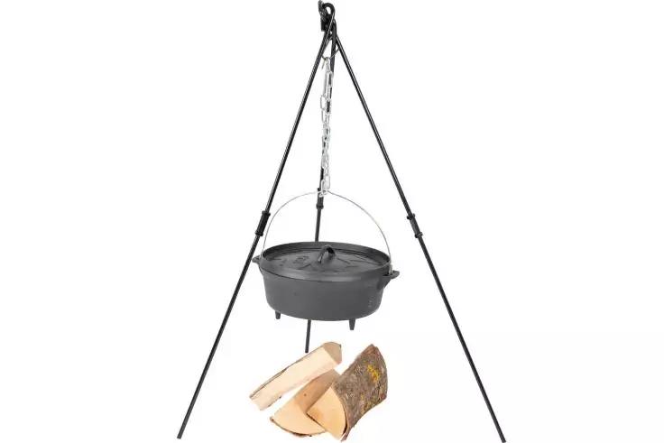 Dreibein-Stativ mit an Kette h&auml;ngendem Gusseisentopf, darunter drei Holzscheite, wei&szlig;er Hintergrund