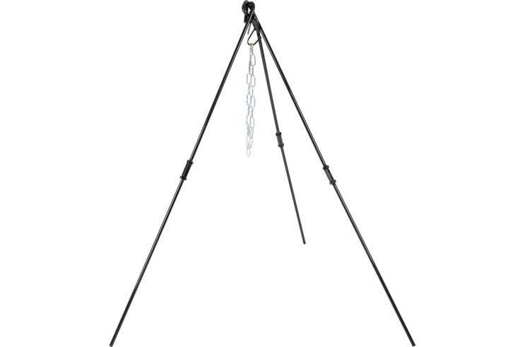 Dreibein aus schwarzen Metallstangen mit h&auml;ngender Kette und aufgeh&auml;ngtem Stab