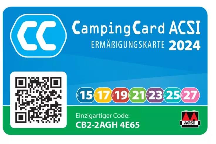 Blaue und gr&uuml;ne Karte mit wei&szlig;em 'CC'-Logo oben links, Text 'CampingCard ACSI ERM&Auml;&szlig;IGUNGSKARTE 2024', QR-Code links unten, farbige Kreise mit den Zahlen '15 17 19 21 23 25 27', Code 'CB2-2AGH 4E65' und kleines ACSI-Logo unten rechts