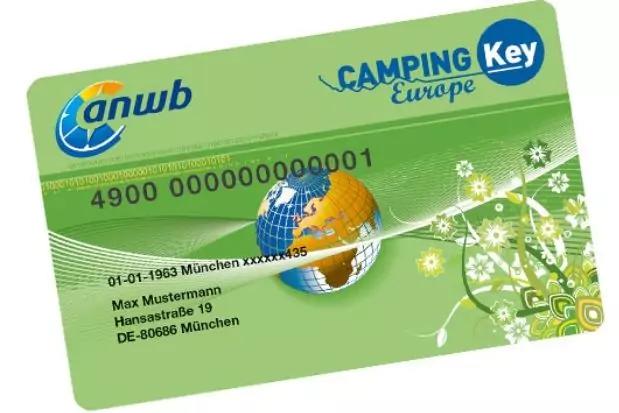 Gr&uuml;ne Plastikkarte mit ANWB-Logo, Schriftzug "CAMPING Key Europe", Bild eines Globus, Kartennummer "4900 00000000001", Text mit Namen "Max Mustermann" und Adresse, wei&szlig;es florales Muster rechts