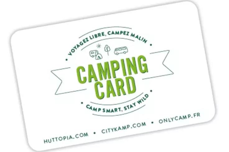 Wei&szlig;e Karte mit abgerundeten Ecken, mittig gr&uuml;ner Schriftzug "CAMPING CARD", Bannergrafik und kleine Icons (Zelt, Wohnmobil, Baum, Auto), oben bogenf&ouml;rmiger Text "VOYAGEZ LIBRE, CAMPEZ MALIN", darunter Slogan "CAMP SMART, STAY WILD", Fu&szlig;zeile mit Web