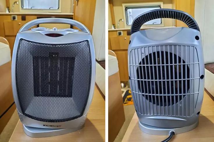 Zwei kleine graue tragbare Heizl&uuml;fter nebeneinander auf einer Holzoberfl&auml;che in einem Innenraum; links Front mit Metallgitter, rechts R&uuml;ckseite mit Luftgitter und sichtbarem Kabel