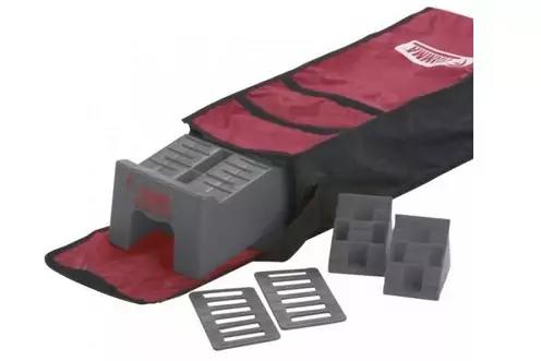 Rote und schwarze Tragetasche, daneben ein grauer Kunststoffkeil, zwei graue W&uuml;rfeleins&auml;tze und zwei flache, geschlitzte Platten