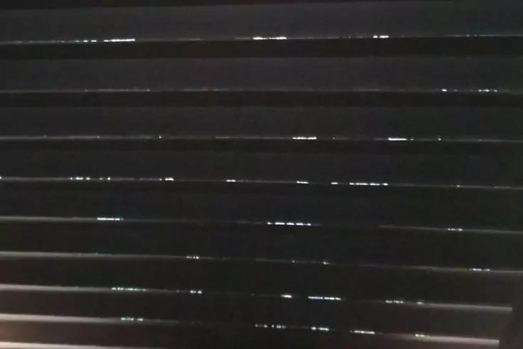 Schwarze horizontale Streifen mit schmalen hellen Lichtreflexen