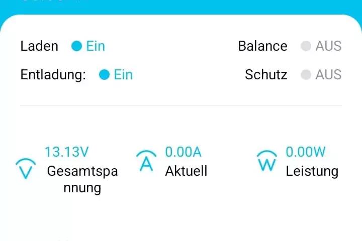 App-Bildschirm mit den Texten 'Laden Ein' (blauer Punkt), 'Entladung: Ein' (blauer Punkt), 'Balance AUS' (grauer Punkt), 'Schutz AUS' (grauer Punkt); darunter drei Symbole mit Werten '13.13V Gesamtspannung', '0.00A Aktuell', '0.00W Leistung'