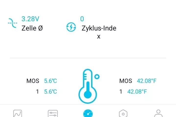 Bildschirm mit Messwerten: oben links '3.28V Zelle &Oslash;', oben mittig '0 Zyklus-Index x', zentrales Thermometer-Symbol, darunter links 'MOS 5.6&deg;C 1 5.6&deg;C', darunter rechts 'MOS 42.08&deg;F 1 42.08&deg;F', unterer Bereich mit Men&uuml;symbolen