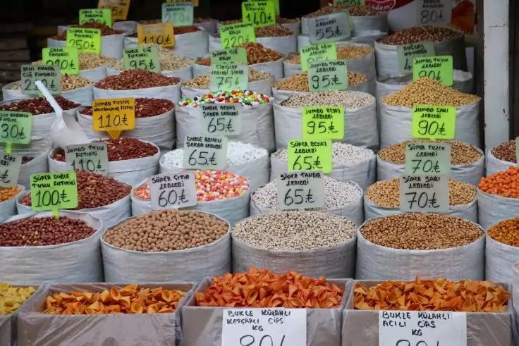 Viele offene S&auml;cke mit verschiedenen getrockneten Bohnen, Linsen und getrockneten Fr&uuml;chten, dazu handschriftliche Preisschilder