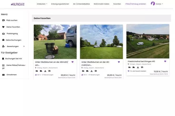 Bildschirmaufnahme einer Webseite mit drei nebeneinander angeordneten Karten; jeweils Vorschaubild mit Wiese, H&auml;usern und Fahrzeugen; linke Seitenleiste mit Men&uuml; und Icons; obere Navigationsleiste