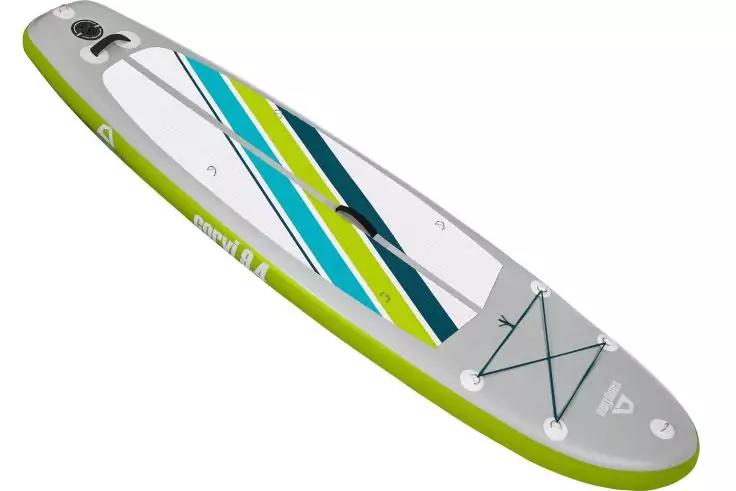 Grau-gr&uuml;nes Stand-up-Paddleboard mit wei&szlig;en, blauen und gr&uuml;nen diagonalen Streifen, mittigem Tragegriff und vorderem Gep&auml;cknetz