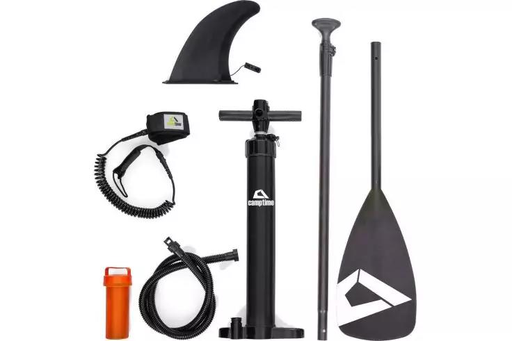 Schwarze, zweiteilige Paddelschaufel, schwarze Finne, schwarze Handpumpe mit Schlauch, gewickelte schwarze Leash mit Fu&szlig;gelenksschlaufe, schwarzes Kabel, orange zylindrische Dose, alle Teile auf wei&szlig;em Hintergrund angeordnet