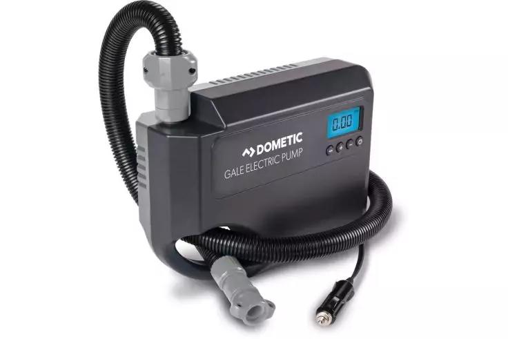 Schwarze rechteckige elektrische Pumpe mit Markenaufdruck 'DOMETIC', aufgewickeltem schwarzen Schlauch, grauen Anschlussst&uuml;cken, kleinem blau beleuchtetem Display mit '0.00' und Zigarettenanz&uuml;nder-Stecker