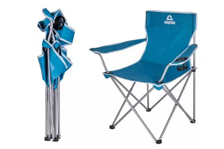 Ein aufgeklappter und ein zusammengeklappter blauer Faltstuhl mit silbernem Metallgestell und Getr&auml;nkehalter an der rechten Armlehne