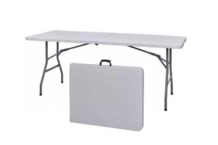 Ausgeklappter wei&szlig;er Klapptisch mit grauen Metallbeinen; im Vordergrund zusammengeklapptes Tischblatt mit schwarzem Tragegriff