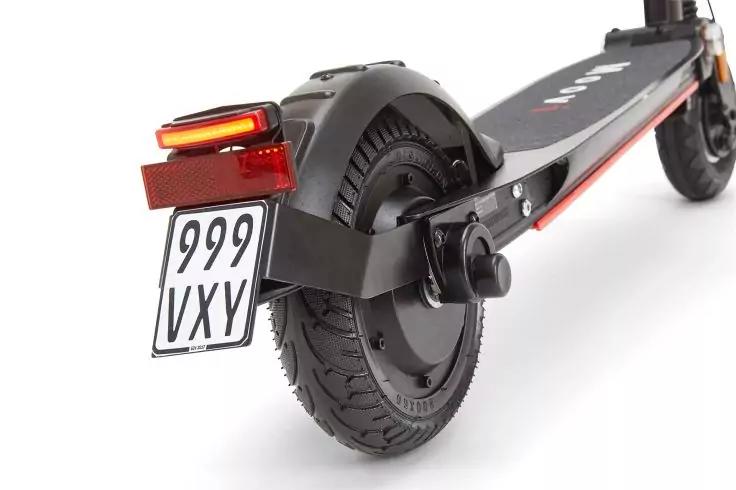 Heckansicht eines E‑Scooters mit Hinterrad, Reifen, Schutzblech, R&uuml;cklicht und Kennzeichen '999 VXY'