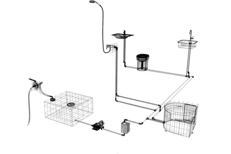 Schwarz-weiße schematische Darstellung eines Rohrsystems mit Duschkopf, Wasserhahn, Rohren und Schläuchen, zwei Drahtgitterbehältern, einem zylindrischen Behälter und einem kleinen rechteckigen Gerät