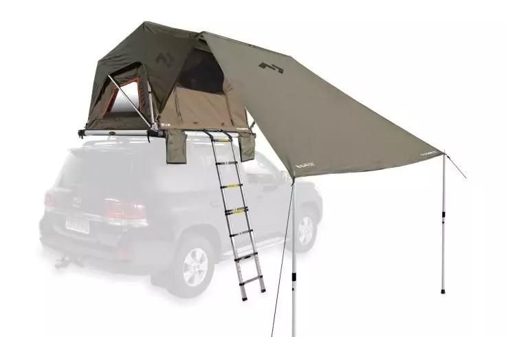 Olivfarbenes Dachzelt auf grauem SUV, ge&ouml;ffnete T&uuml;r&ouml;ffnung, klappbare Leiter und gro&szlig;es Sonnensegel an zwei Stangen